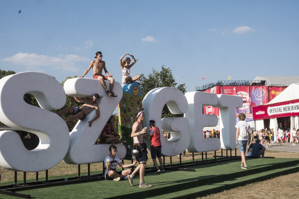 Die Fotos zum Festival-Tagebuch: Über eine Woche lang entsteht auf der Budapester Donauinsel eine eigene Welt. – Monumental.