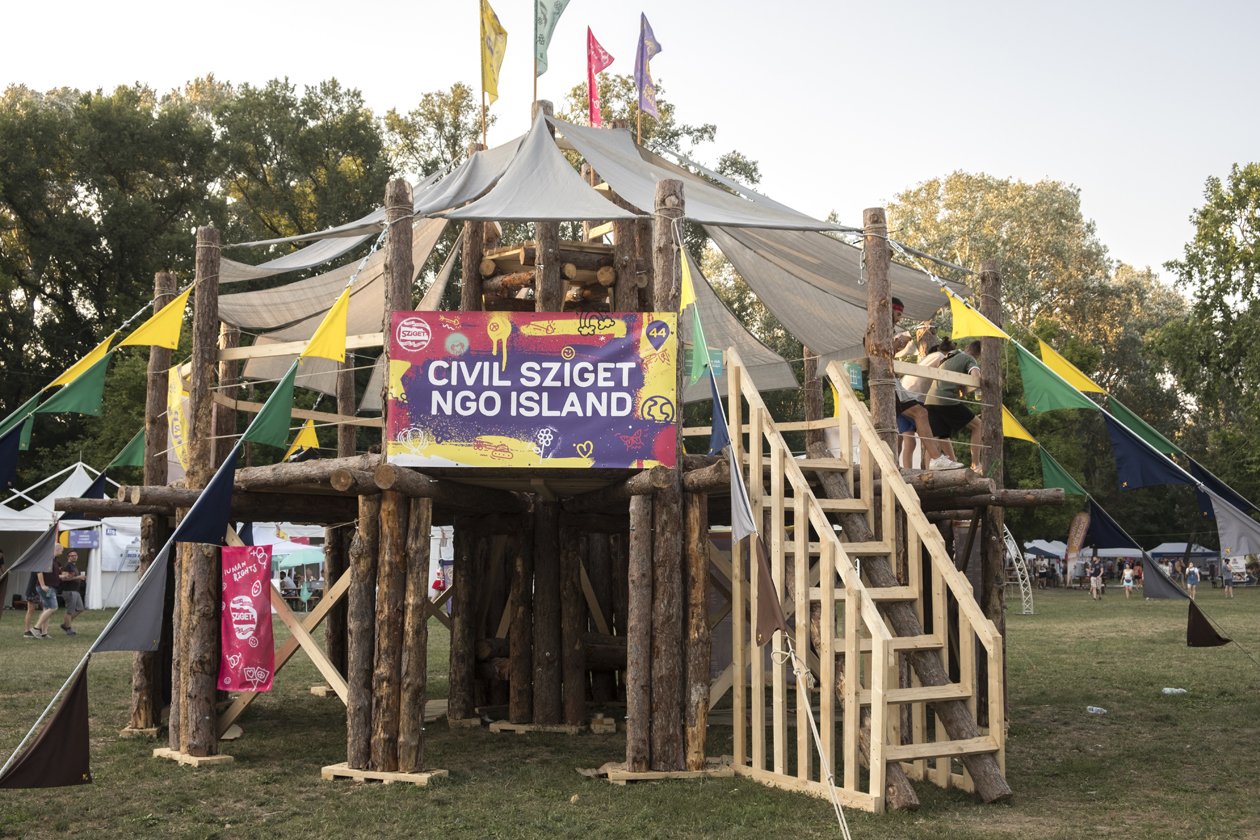 Die Fotos zum Festival-Tagebuch: Über eine Woche lang entsteht auf der Budapester Donauinsel eine eigene Welt. – NGO Island.