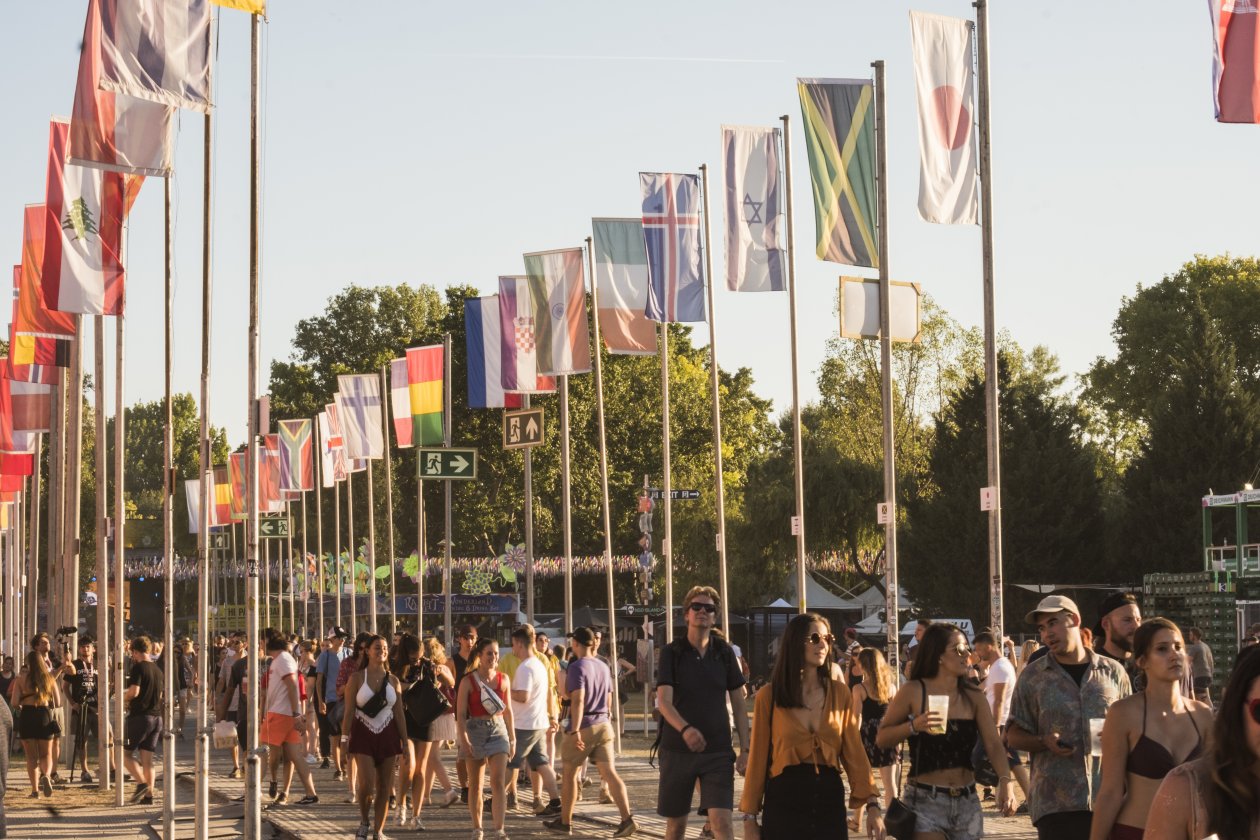 Die Fotos zum Festival-Tagebuch: Über eine Woche lang entsteht auf der Budapester Donauinsel eine eigene Welt. – Sziget-Crowd.