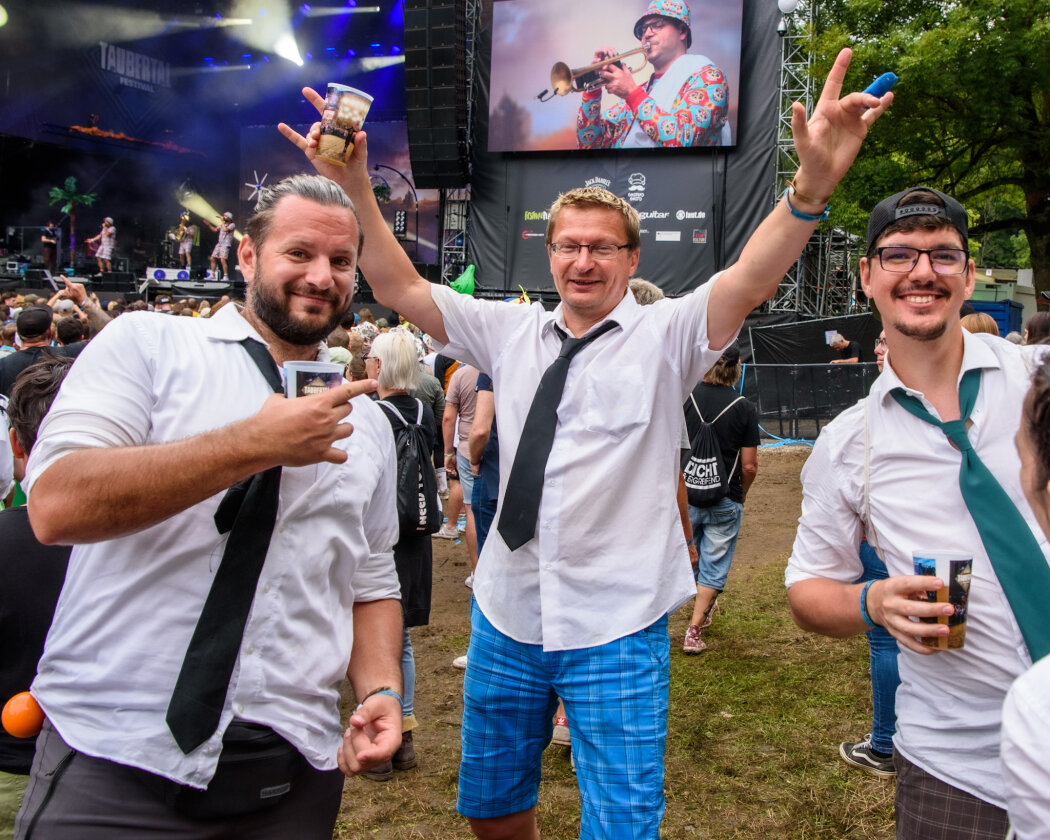 Im idyllischen 'Zaubertal' feiern Tausende Fans mit Peter Fox, Marteria, Bilderbuch, Broilers, Donots, Provinz u.v.a. – Auf eine gute Garderobe ist zu achten.