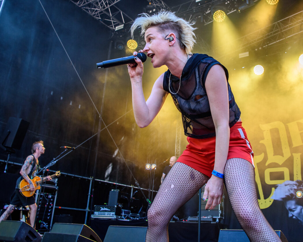 Im idyllischen 'Zaubertal' feiern Tausende Fans mit Peter Fox, Marteria, Bilderbuch, Broilers, Donots, Provinz u.v.a. – Deine Cousine.