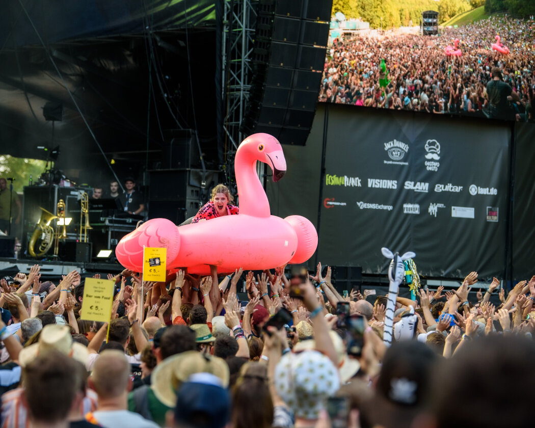 Im idyllischen 'Zaubertal' feiern Tausende Fans mit Peter Fox, Marteria, Bilderbuch, Broilers, Donots, Provinz u.v.a. – … und einem  Schwimmtier.