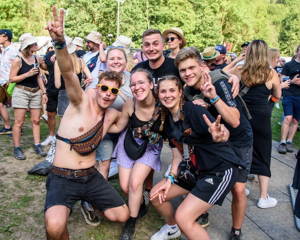 Im idyllischen 'Zaubertal' feiern Tausende Fans mit Peter Fox, Marteria, Bilderbuch, Broilers, Donots, Provinz u.v.a. – ... endlich kommt…