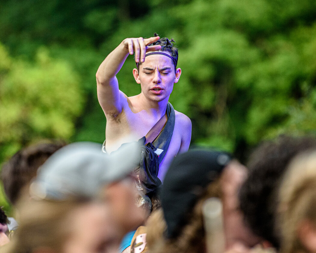 Im idyllischen 'Zaubertal' feiern Tausende Fans mit Peter Fox, Marteria, Bilderbuch, Broilers, Donots, Provinz u.v.a. – Fan.