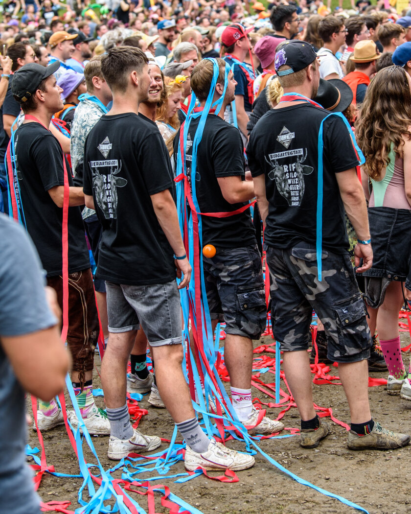 Im idyllischen 'Zaubertal' feiern Tausende Fans mit Peter Fox, Marteria, Bilderbuch, Broilers, Donots, Provinz u.v.a. – Früher war mehr Lametta!