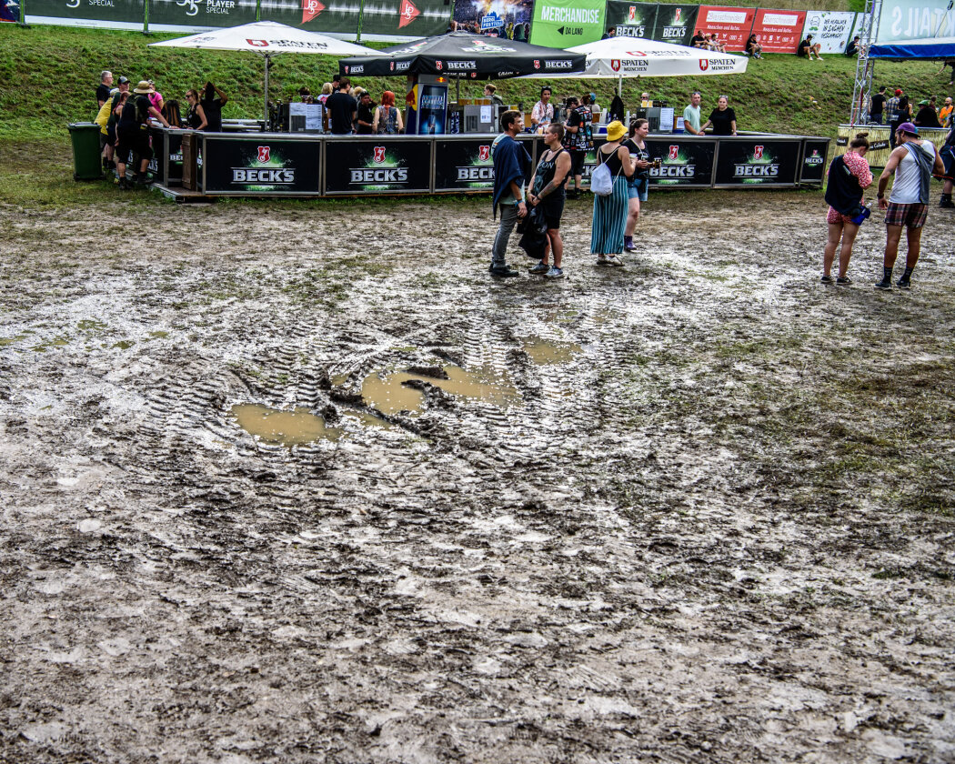 Im idyllischen 'Zaubertal' feiern Tausende Fans mit Peter Fox, Marteria, Bilderbuch, Broilers, Donots, Provinz u.v.a. – Matsch am Samstag.