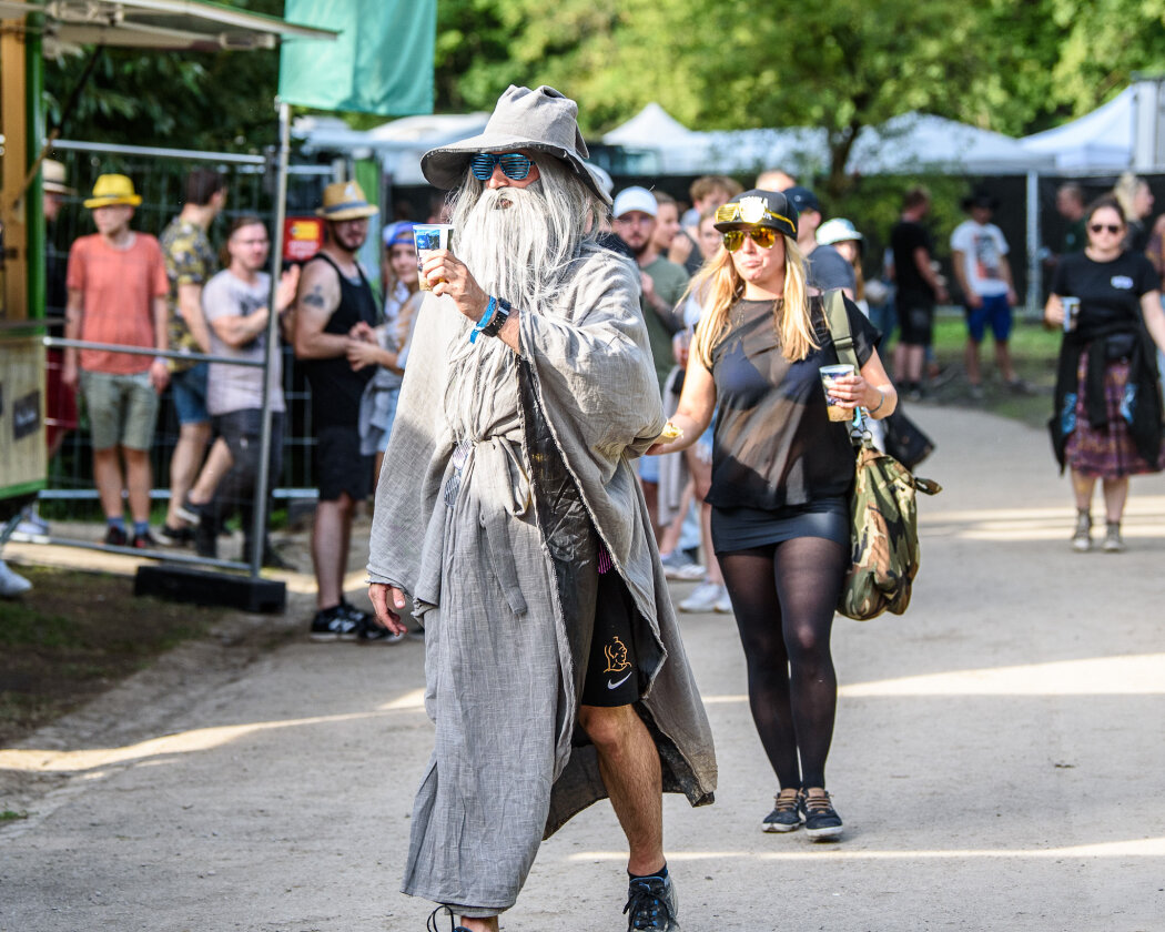 Im idyllischen 'Zaubertal' feiern Tausende Fans mit Peter Fox, Marteria, Bilderbuch, Broilers, Donots, Provinz u.v.a. – Merlin?