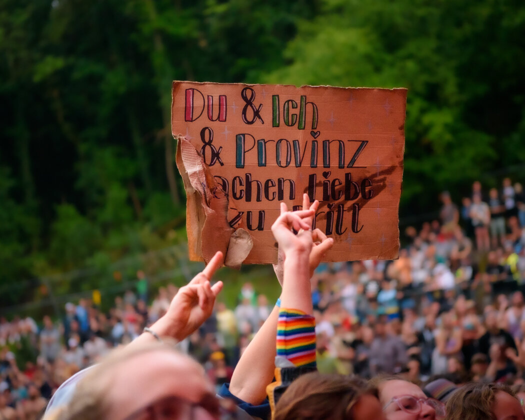 Im idyllischen 'Zaubertal' feiern Tausende Fans mit Peter Fox, Marteria, Bilderbuch, Broilers, Donots, Provinz u.v.a. – Provinz.