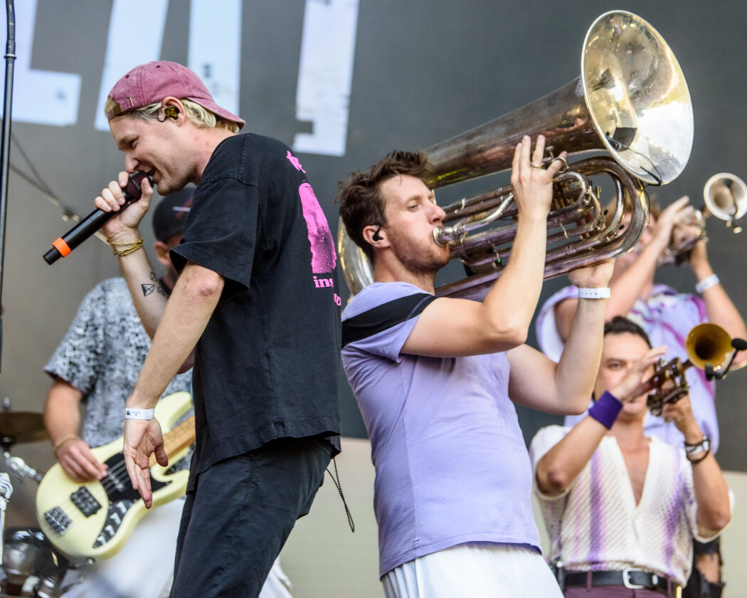 Im idyllischen 'Zaubertal' feiern Tausende Fans mit Peter Fox, Marteria, Bilderbuch, Broilers, Donots, Provinz u.v.a. – Querbeat.