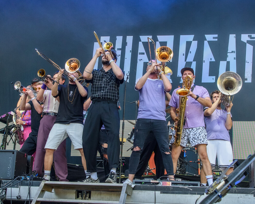 Im idyllischen 'Zaubertal' feiern Tausende Fans mit Peter Fox, Marteria, Bilderbuch, Broilers, Donots, Provinz u.v.a. – Querbeat.