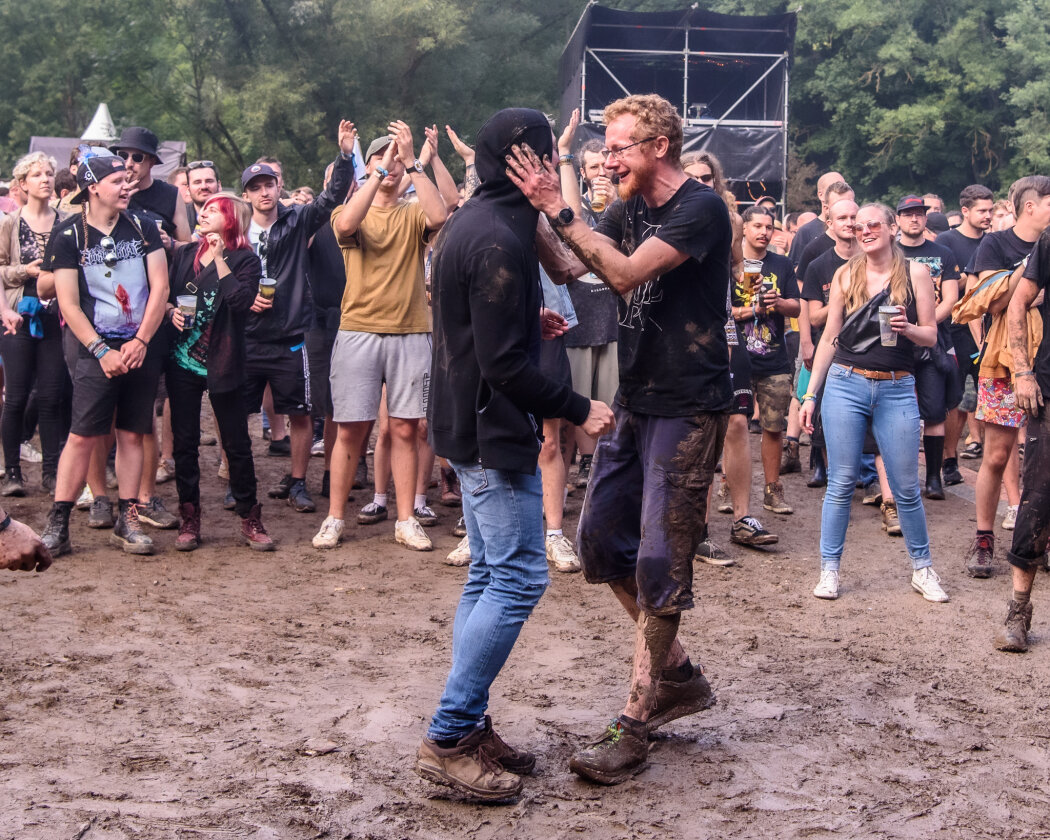 Im idyllischen 'Zaubertal' feiern Tausende Fans mit Peter Fox, Marteria, Bilderbuch, Broilers, Donots, Provinz u.v.a. – Schlamm schweißt zusammen …