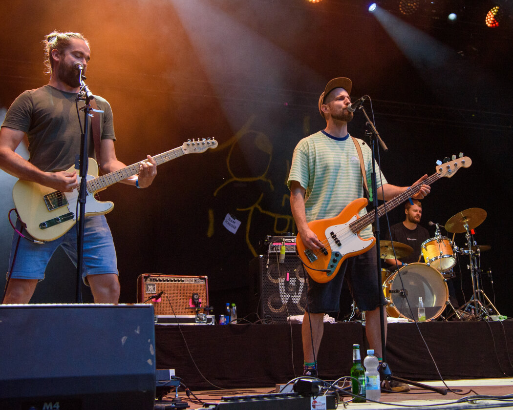 Im idyllischen 'Zaubertal' feiern Tausende Fans mit Peter Fox, Marteria, Bilderbuch, Broilers, Donots, Provinz u.v.a. – ... sind gar nicht so scheiße.