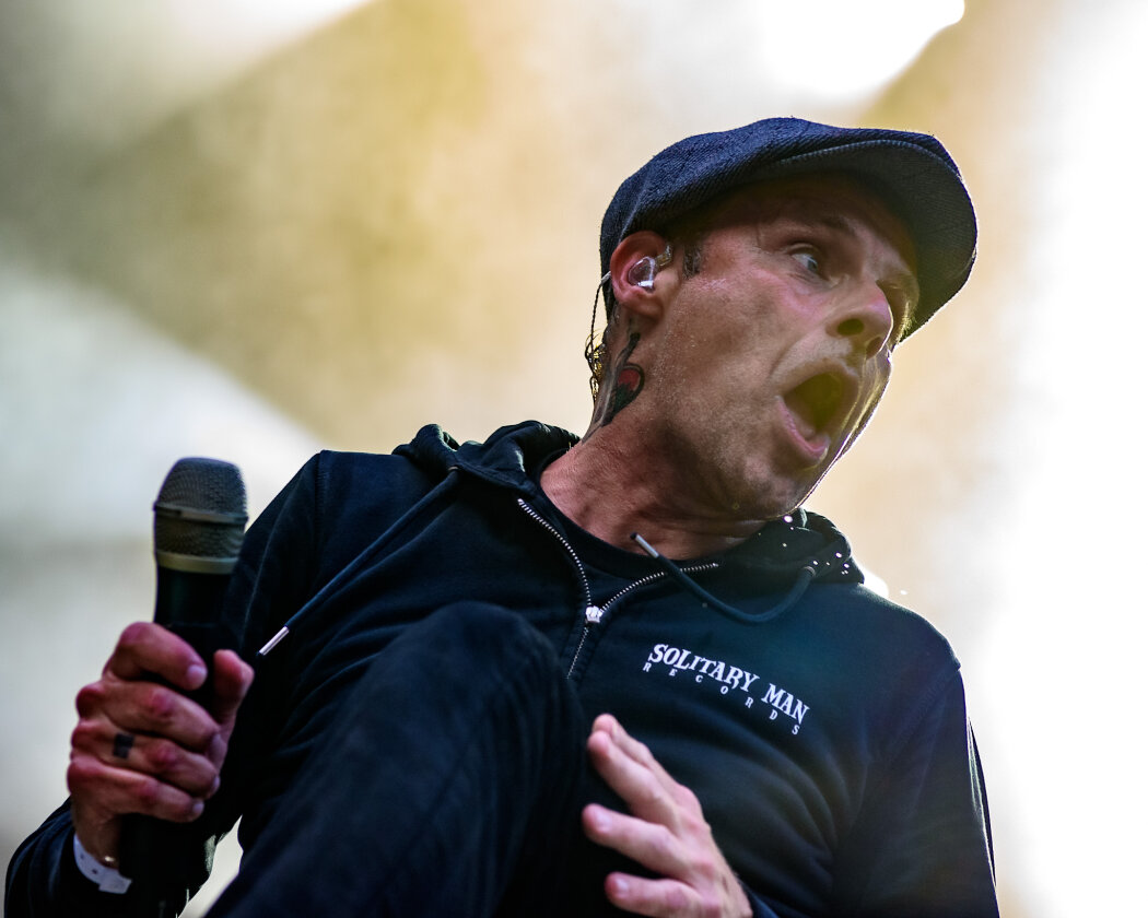 Im idyllischen 'Zaubertal' feiern Tausende Fans mit Peter Fox, Marteria, Bilderbuch, Broilers, Donots, Provinz u.v.a. – So viele Menschen! Donots.