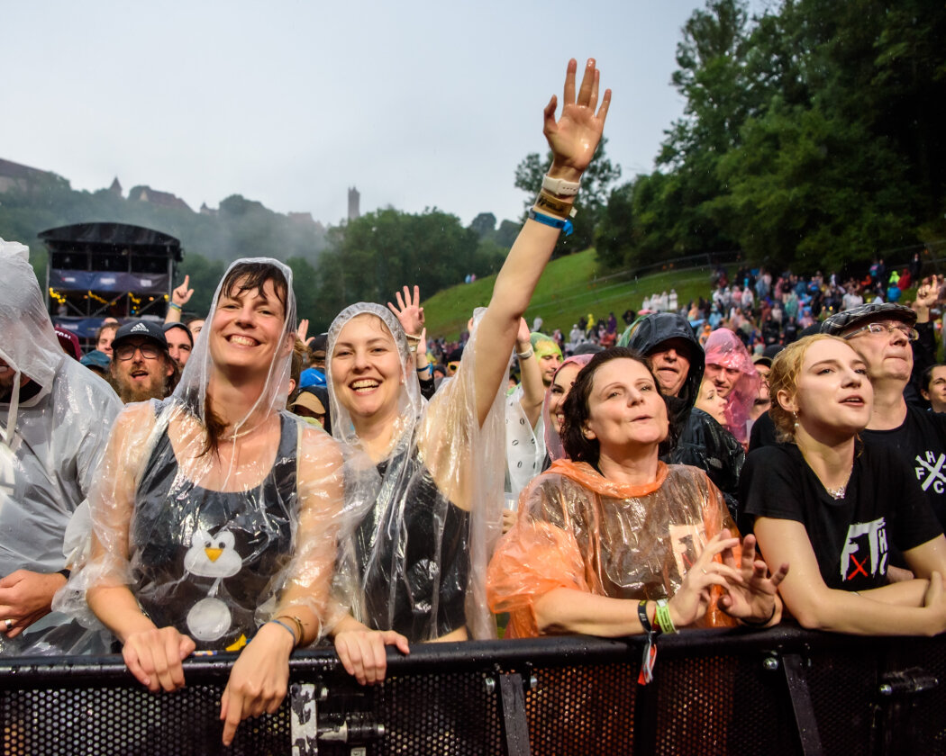 Im idyllischen 'Zaubertal' feiern Tausende Fans mit Peter Fox, Marteria, Bilderbuch, Broilers, Donots, Provinz u.v.a. – Spaß trotz Regen.