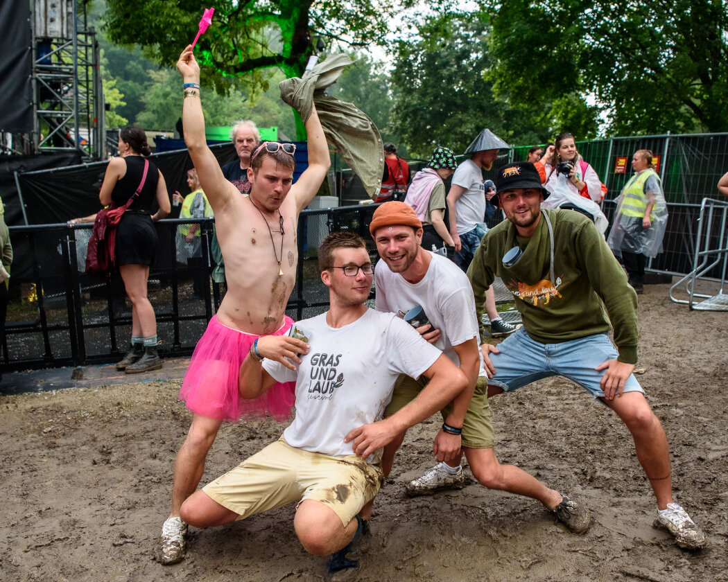 Im idyllischen 'Zaubertal' feiern Tausende Fans mit Peter Fox, Marteria, Bilderbuch, Broilers, Donots, Provinz u.v.a. – Strike a pose!
