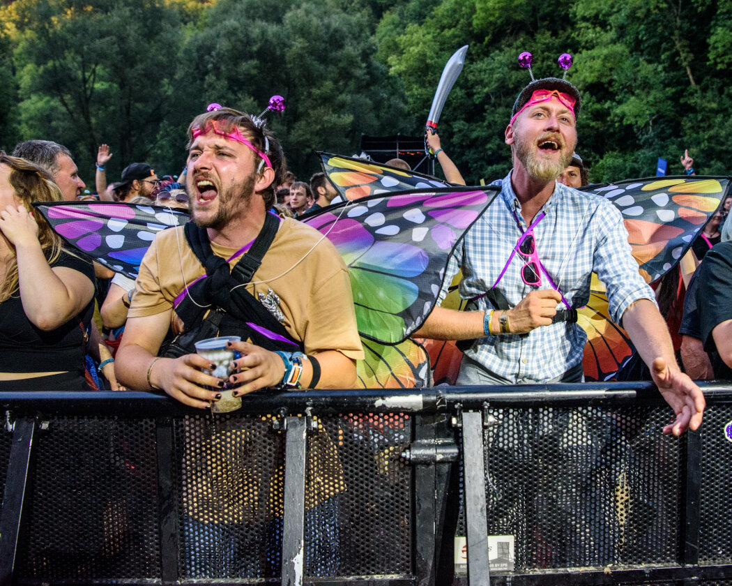 Im idyllischen 'Zaubertal' feiern Tausende Fans mit Peter Fox, Marteria, Bilderbuch, Broilers, Donots, Provinz u.v.a. – Top Stimmung am letzten Festivaltag!