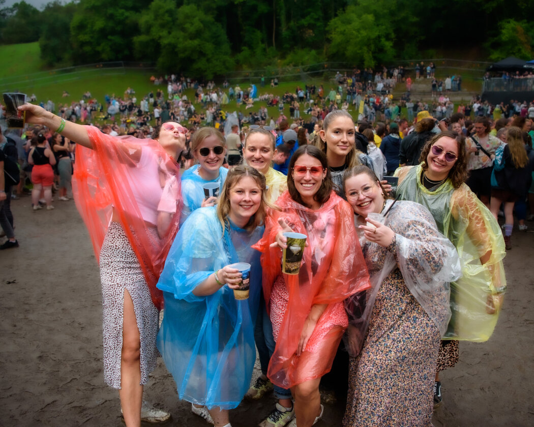 Im idyllischen 'Zaubertal' feiern Tausende Fans mit Peter Fox, Marteria, Bilderbuch, Broilers, Donots, Provinz u.v.a. – Warten auf …