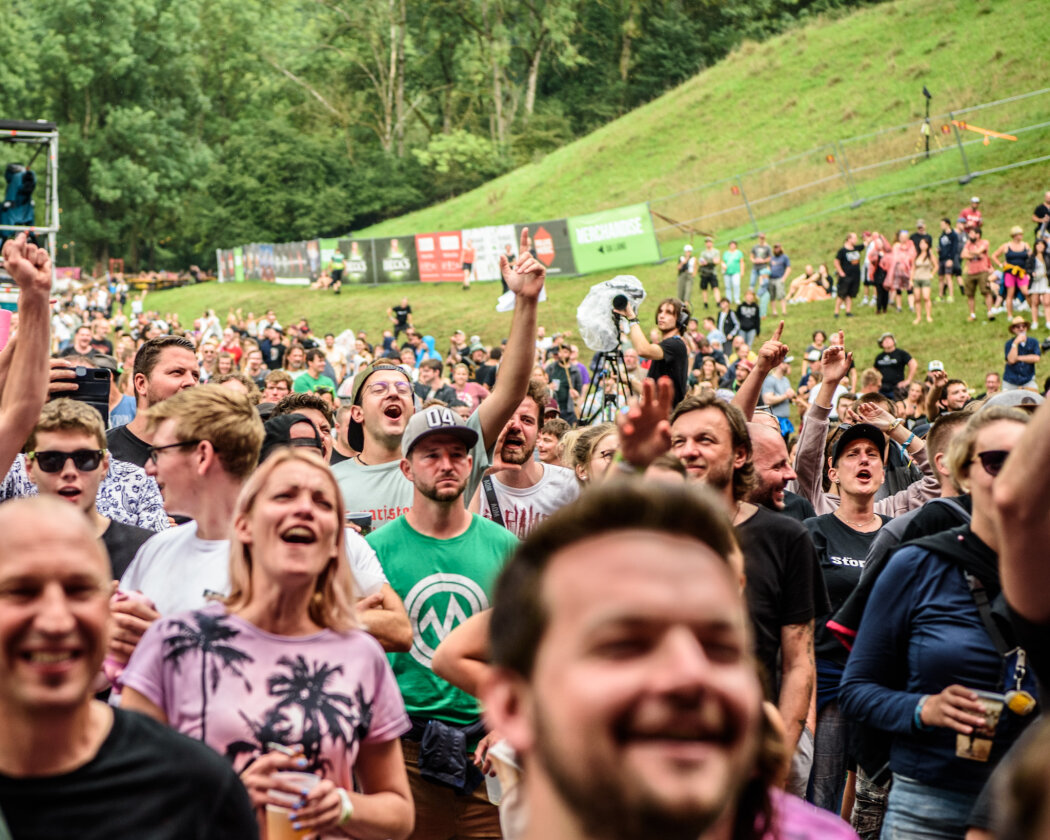 Im idyllischen 'Zaubertal' feiern Tausende Fans mit Peter Fox, Marteria, Bilderbuch, Broilers, Donots, Provinz u.v.a. – Zumal: Es gibt  kein schlechtes Festivalwetter!