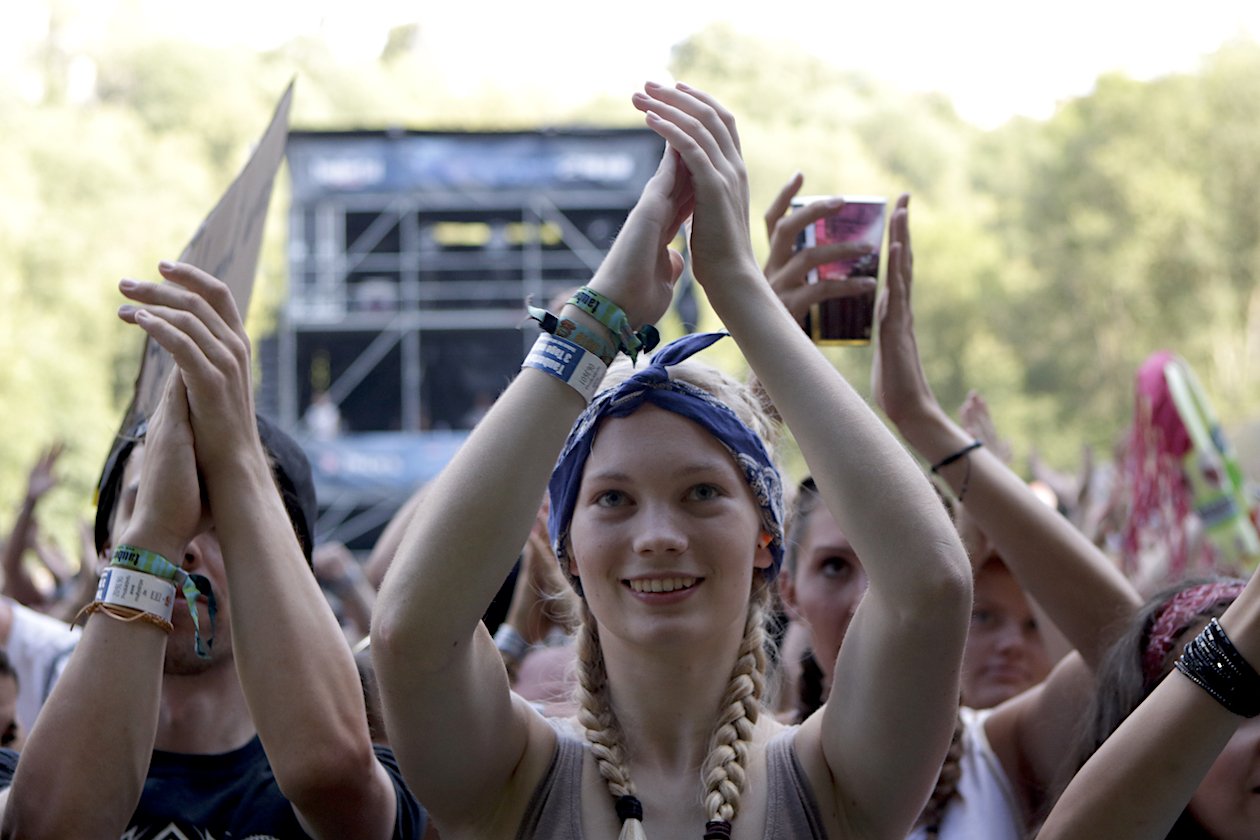 Starke Böen zu Beginn, dann kamen Kraftklub, In Flames, Feine Sahne Fischfilet, Beatsteaks, Marteria, Casper u.v.a. auf die Eiswiese. – Da kann man mal klatschen.