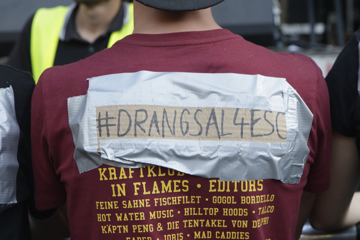 Starke Böen zu Beginn, dann kamen Kraftklub, In Flames, Feine Sahne Fischfilet, Beatsteaks, Marteria, Casper u.v.a. auf die Eiswiese. – #Drangsal4ESC 