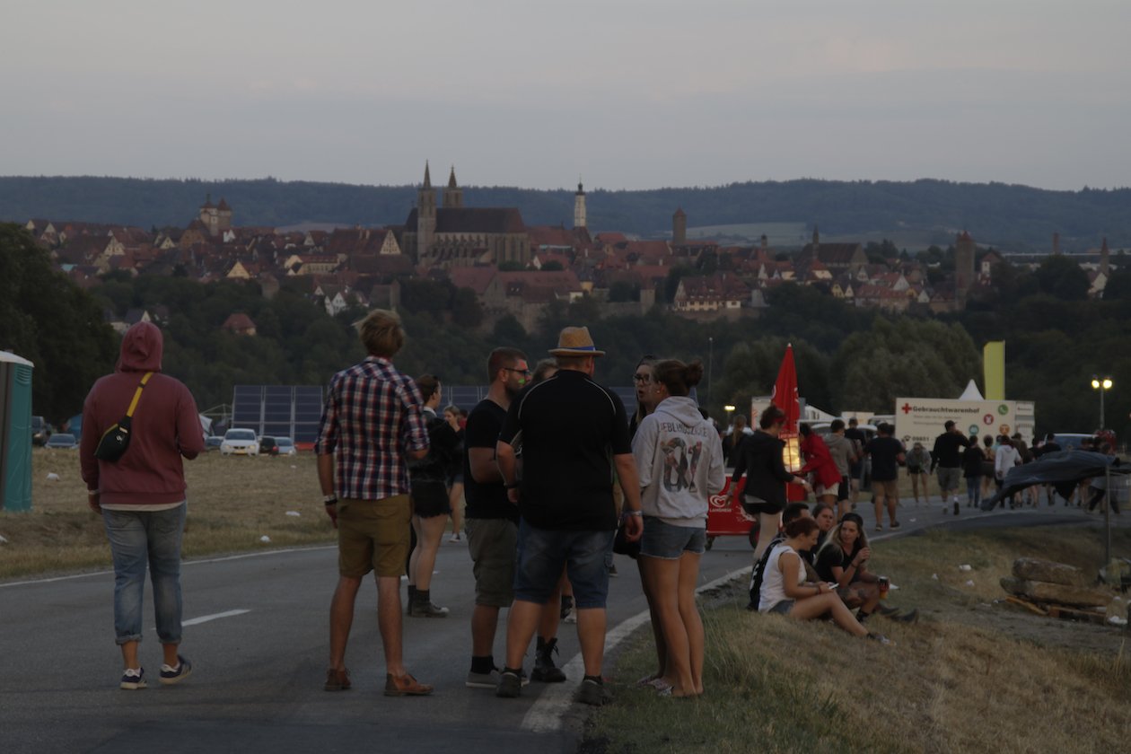 Starke Böen zu Beginn, dann kamen Kraftklub, In Flames, Feine Sahne Fischfilet, Beatsteaks, Marteria, Casper u.v.a. auf die Eiswiese. – Idylle pur.

