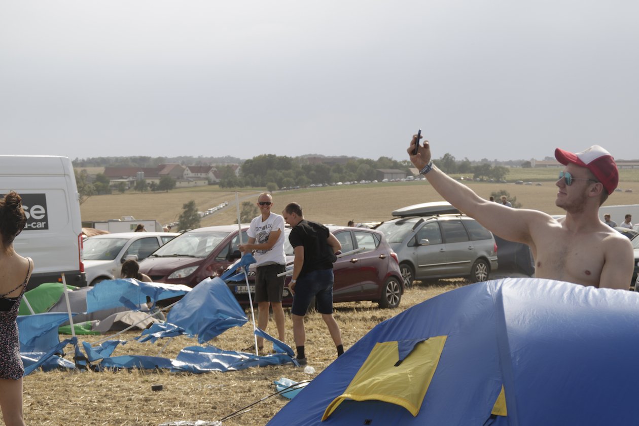 Starke Böen zu Beginn, dann kamen Kraftklub, In Flames, Feine Sahne Fischfilet, Beatsteaks, Marteria, Casper u.v.a. auf die Eiswiese. – Ruhe bei dem Sturm.