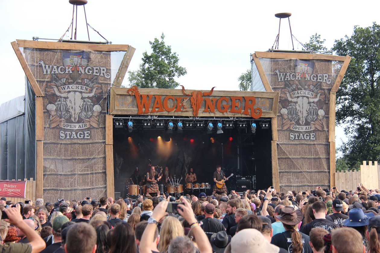 Zur 28. Ausgabe mit Alice Cooper, Megadeth, Marilyn Manson, Accept, Volbeat u.v.a. wurde extra eine Bierpipeline verlegt. – Wackinger Stage.