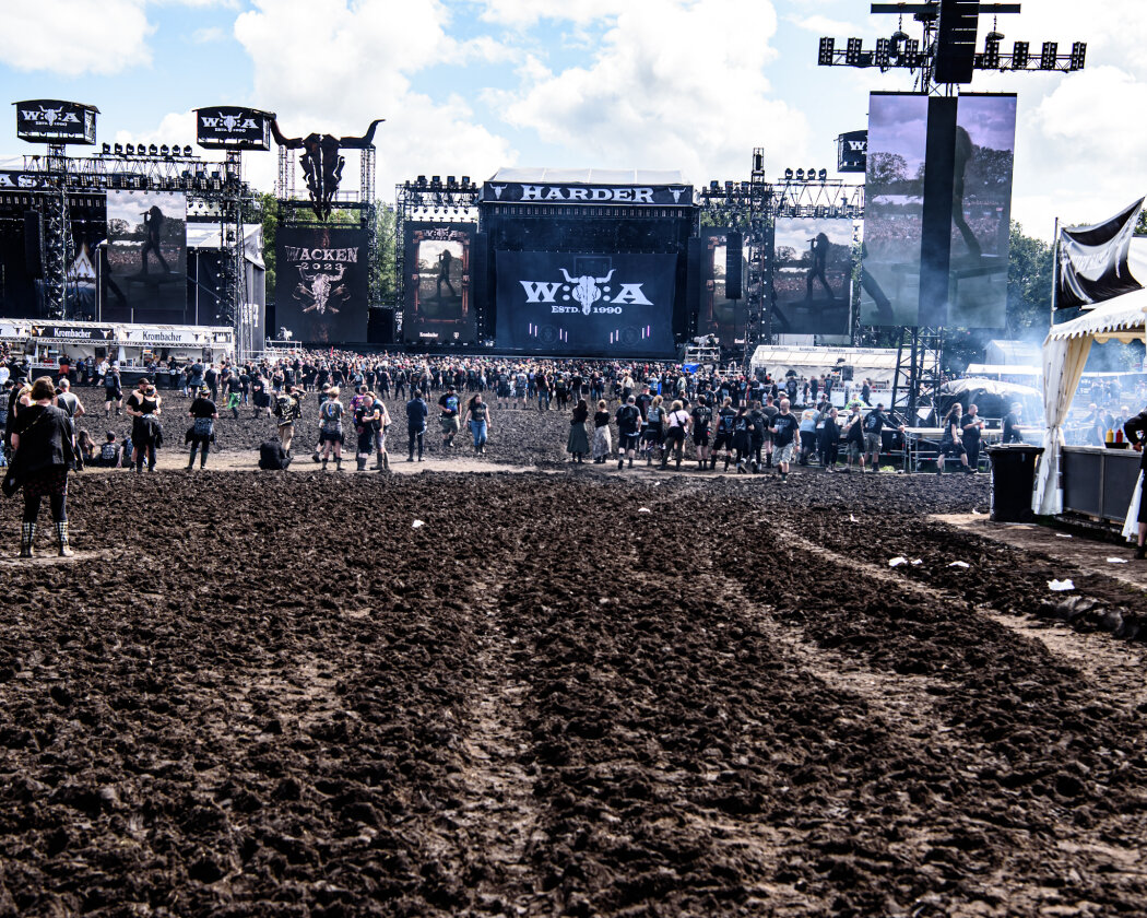 Zum Wochenende hin hat Odin ein Einsehen: Iron Maiden, Megadeth, Heaven Shall Burn, Biohazard, While She Sleeps oder Trivium drehen auf. – Wacken ... und Schlamm.