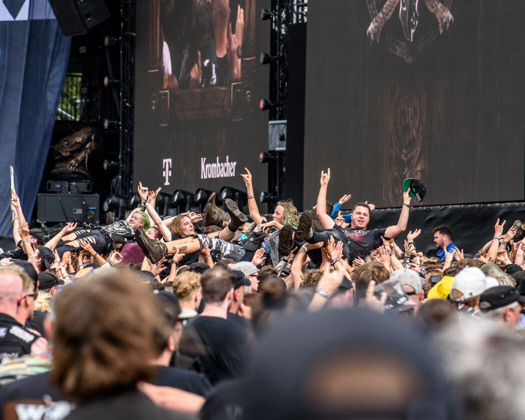 Zum Wochenende hin hat Odin ein Einsehen: Iron Maiden, Megadeth, Heaven Shall Burn, Biohazard, While She Sleeps oder Trivium drehen auf. – Vor der Faster Stage.