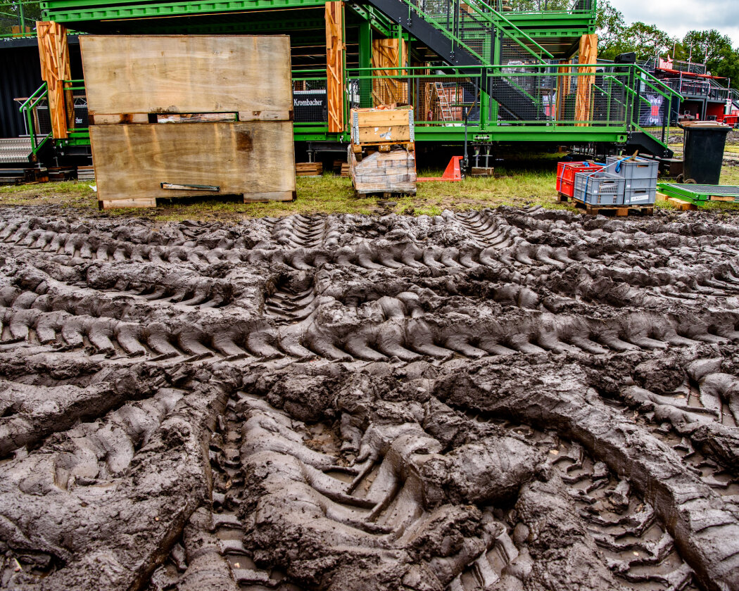 Erstmals in der Geschichte des Metalfestivals verhängten die Verantwortlichen aufgrund tagelangen Starkregens ein Einlassverbot: Rund 50.000 von 85.000 Fans sind vor Ort. – ... das 32. W:O:A nicht vorgestellt.