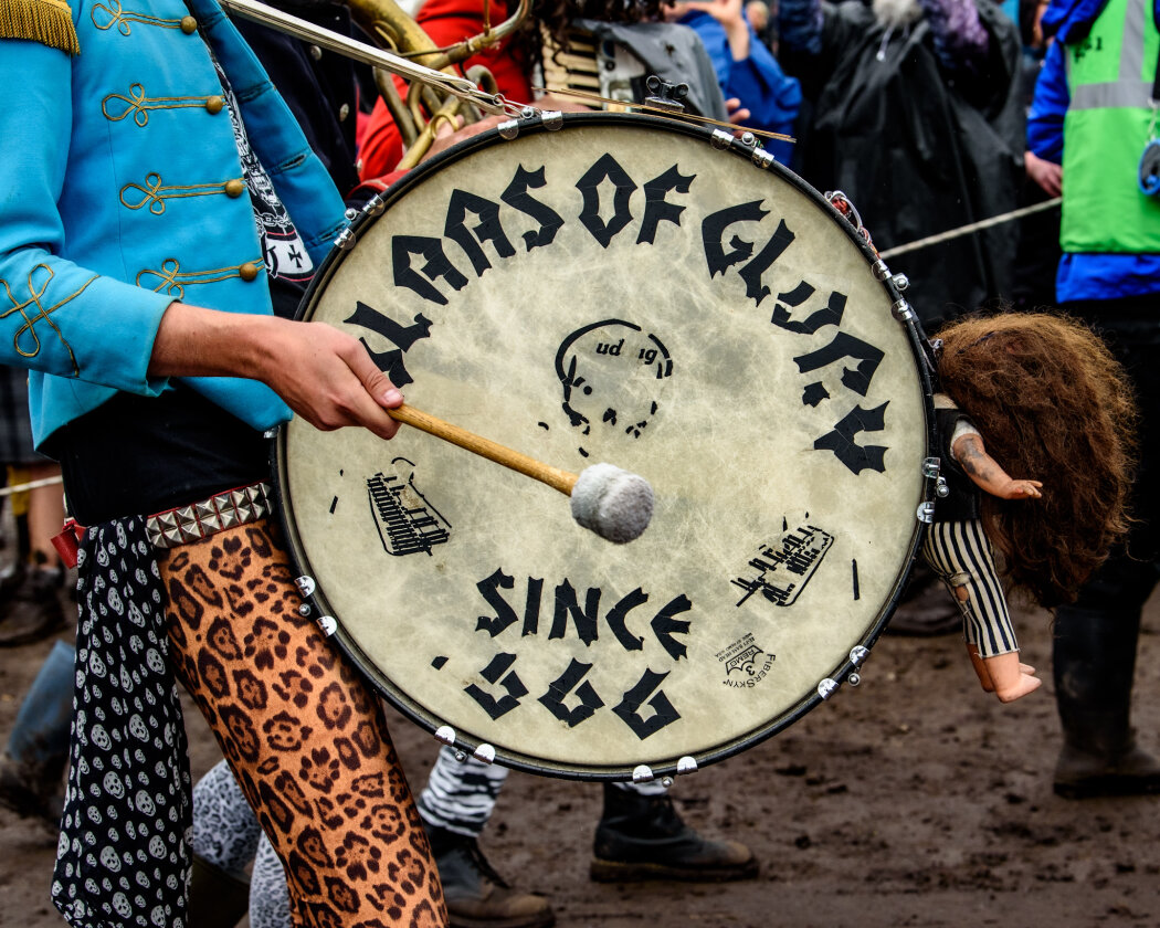 Erstmals in der Geschichte des Metalfestivals verhängten die Verantwortlichen aufgrund tagelangen Starkregens ein Einlassverbot: Rund 50.000 von 85.000 Fans sind vor Ort. – 666!