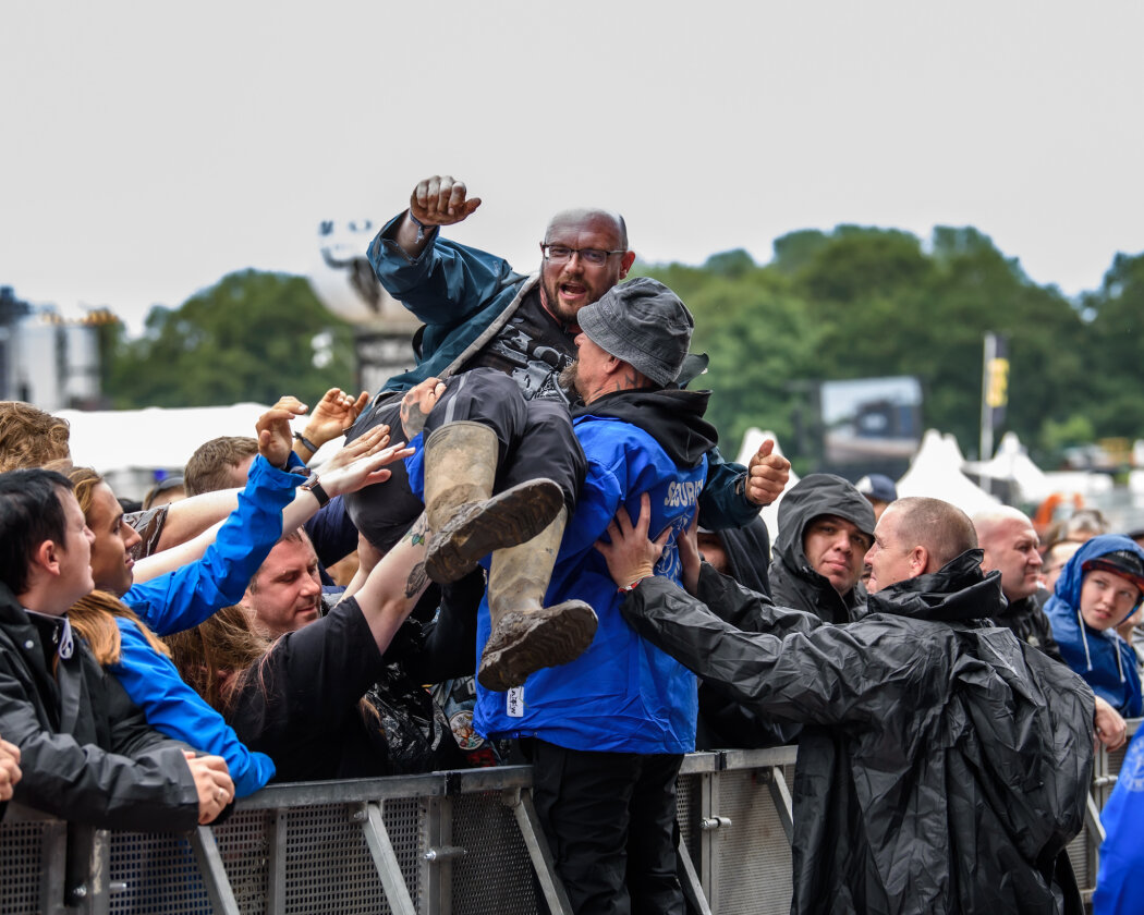 Erstmals in der Geschichte des Metalfestivals verhängten die Verantwortlichen aufgrund tagelangen Starkregens ein Einlassverbot: Rund 50.000 von 85.000 Fans sind vor Ort. – Fans.