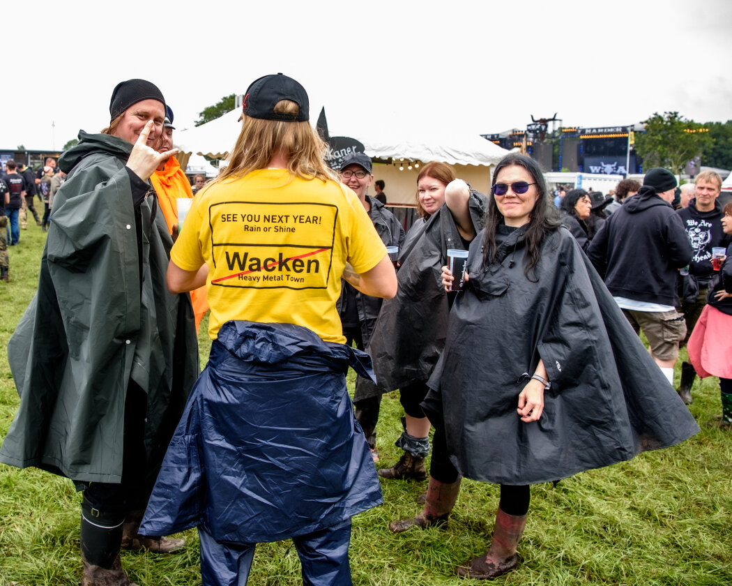 Erstmals in der Geschichte des Metalfestivals verhängten die Verantwortlichen aufgrund tagelangen Starkregens ein Einlassverbot: Rund 50.000 von 85.000 Fans sind vor Ort. – Wacken forever!