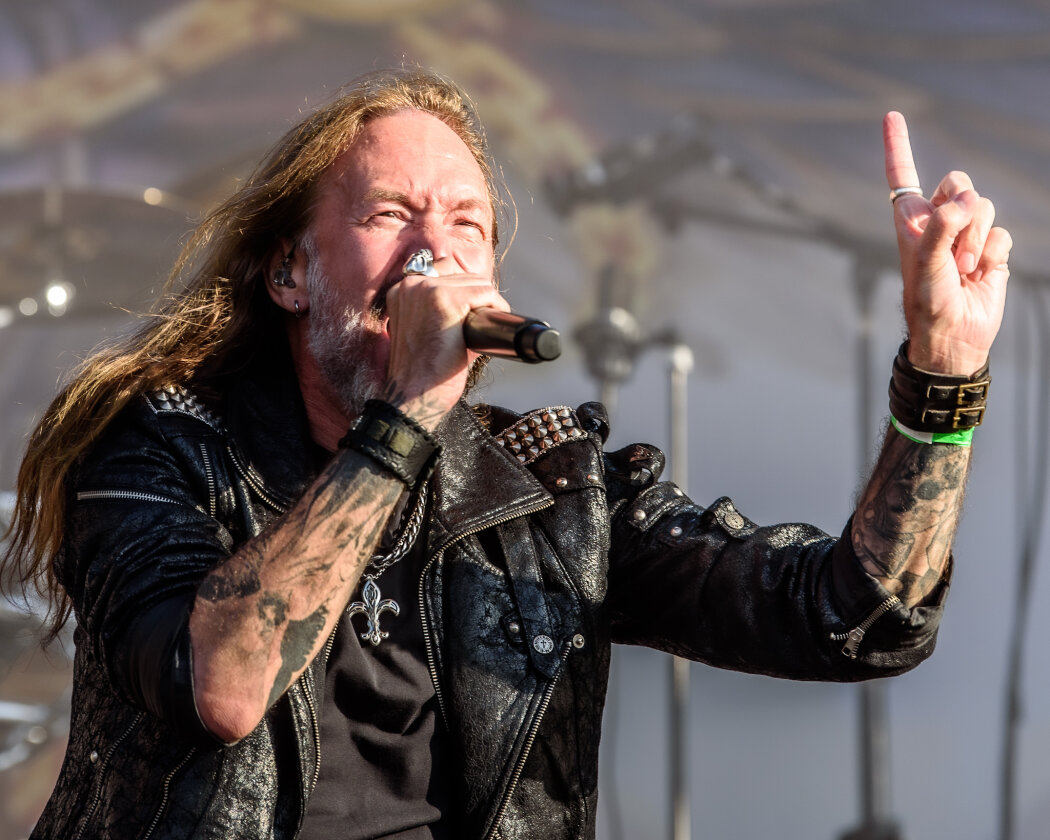 Erstmals in der Geschichte des Metalfestivals verhängten die Verantwortlichen aufgrund tagelangen Starkregens ein Einlassverbot: Rund 50.000 von 85.000 Fans sind vor Ort. – Hammerfall.