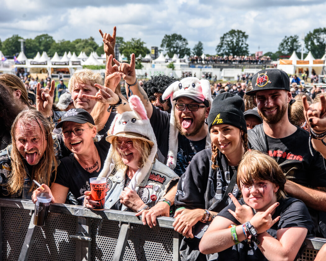 Erstmals in der Geschichte des Metalfestivals verhängten die Verantwortlichen aufgrund tagelangen Starkregens ein Einlassverbot: Rund 50.000 von 85.000 Fans sind vor Ort. – Hübsch!