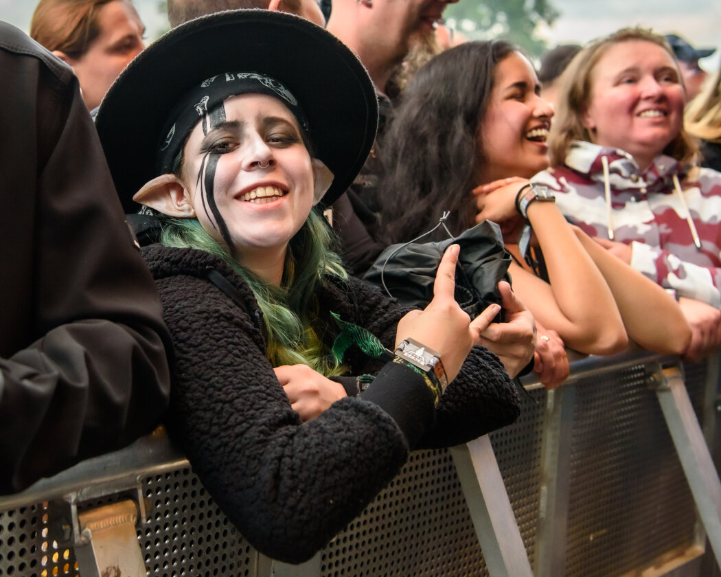 Erstmals in der Geschichte des Metalfestivals verhängten die Verantwortlichen aufgrund tagelangen Starkregens ein Einlassverbot: Rund 50.000 von 85.000 Fans sind vor Ort. – Eine Metal-Elfin?!