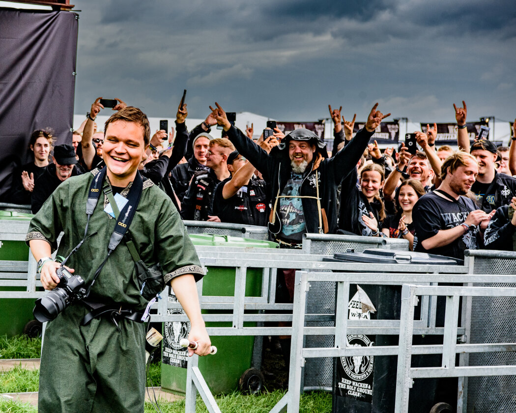 Erstmals in der Geschichte des Metalfestivals verhängten die Verantwortlichen aufgrund tagelangen Starkregens ein Einlassverbot: Rund 50.000 von 85.000 Fans sind vor Ort. – Schlechtes Wetter?