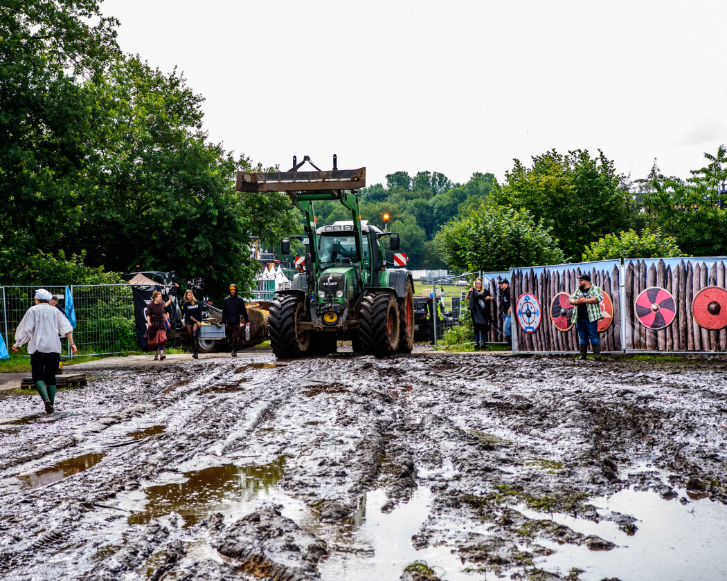 Erstmals in der Geschichte des Metalfestivals verhängten die Verantwortlichen aufgrund tagelangen Starkregens ein Einlassverbot: Rund 50.000 von 85.000 Fans sind vor Ort. – Traktoren und Matschwüsten beherrschen am Mittwoch das Bild.