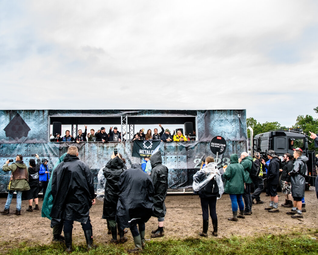 Erstmals in der Geschichte des Metalfestivals verhängten die Verantwortlichen aufgrund tagelangen Starkregens ein Einlassverbot: Rund 50.000 von 85.000 Fans sind vor Ort. – Truck-Parade zu Ehren Lemmys.