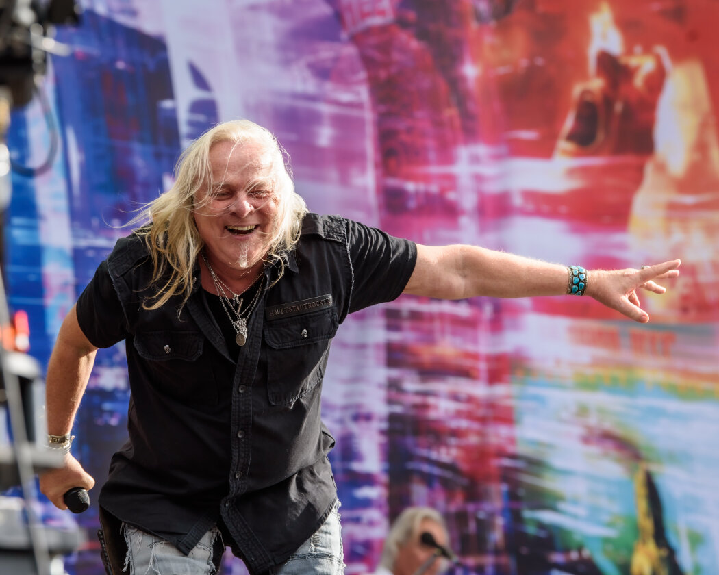 Erstmals in der Geschichte des Metalfestivals verhängten die Verantwortlichen aufgrund tagelangen Starkregens ein Einlassverbot: Rund 50.000 von 85.000 Fans sind vor Ort. – Uriah Heep.