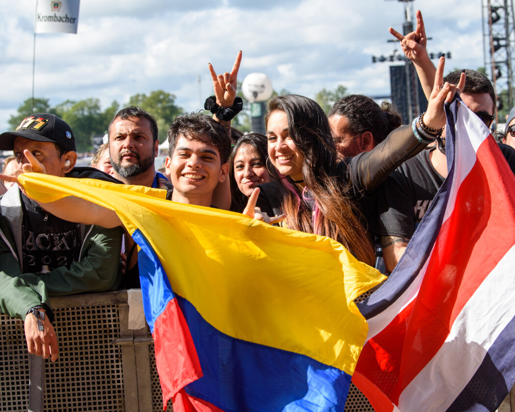 Erstmals in der Geschichte des Metalfestivals verhängten die Verantwortlichen aufgrund tagelangen Starkregens ein Einlassverbot: Rund 50.000 von 85.000 Fans sind vor Ort. – Vixen-Fans