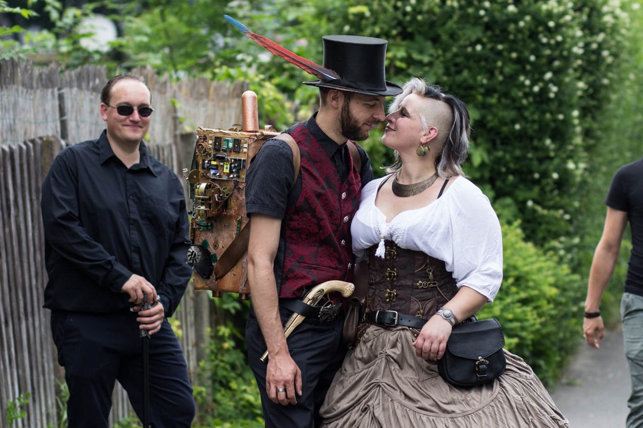 Szene-Treffen in Leipzig: Impressionen vom schwarzen Pfingstwochenende. – Doch egal ob Steampunks, Grufties oder andere Besuchern des WGT - sie alle einte eines: die Liebe.