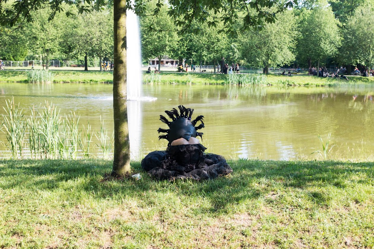 Szene-Treffen in Leipzig: Impressionen vom schwarzen Pfingstwochenende. – ... hat sich jeder eine Pause verdient.