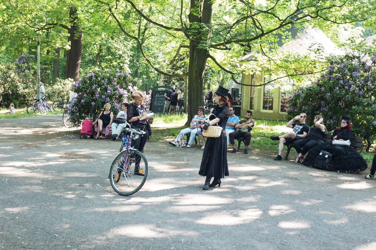 Szene-Treffen in Leipzig: Impressionen vom schwarzen Pfingstwochenende. – ... lockten nicht nur Fotografen, sondern auch Zeichner an.