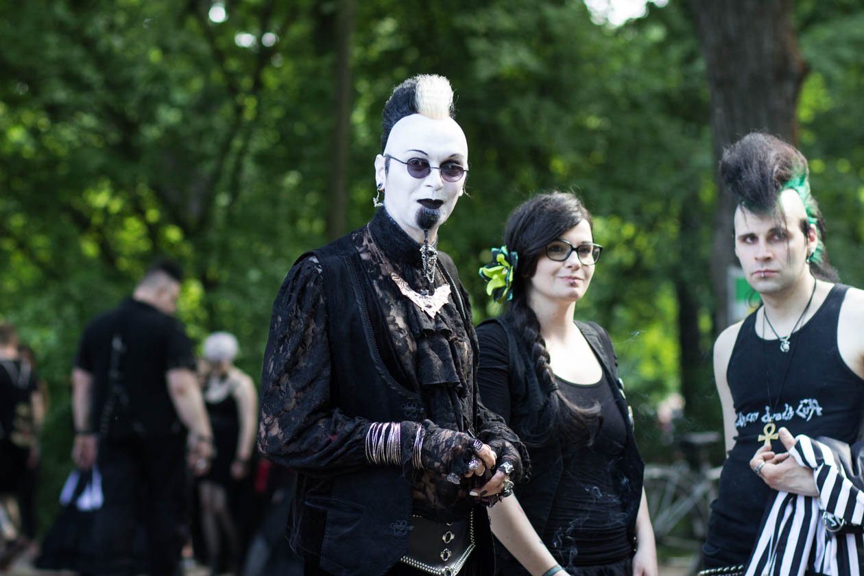 Szene-Treffen in Leipzig: Impressionen vom schwarzen Pfingstwochenende. – ... wurde geschminkt ...