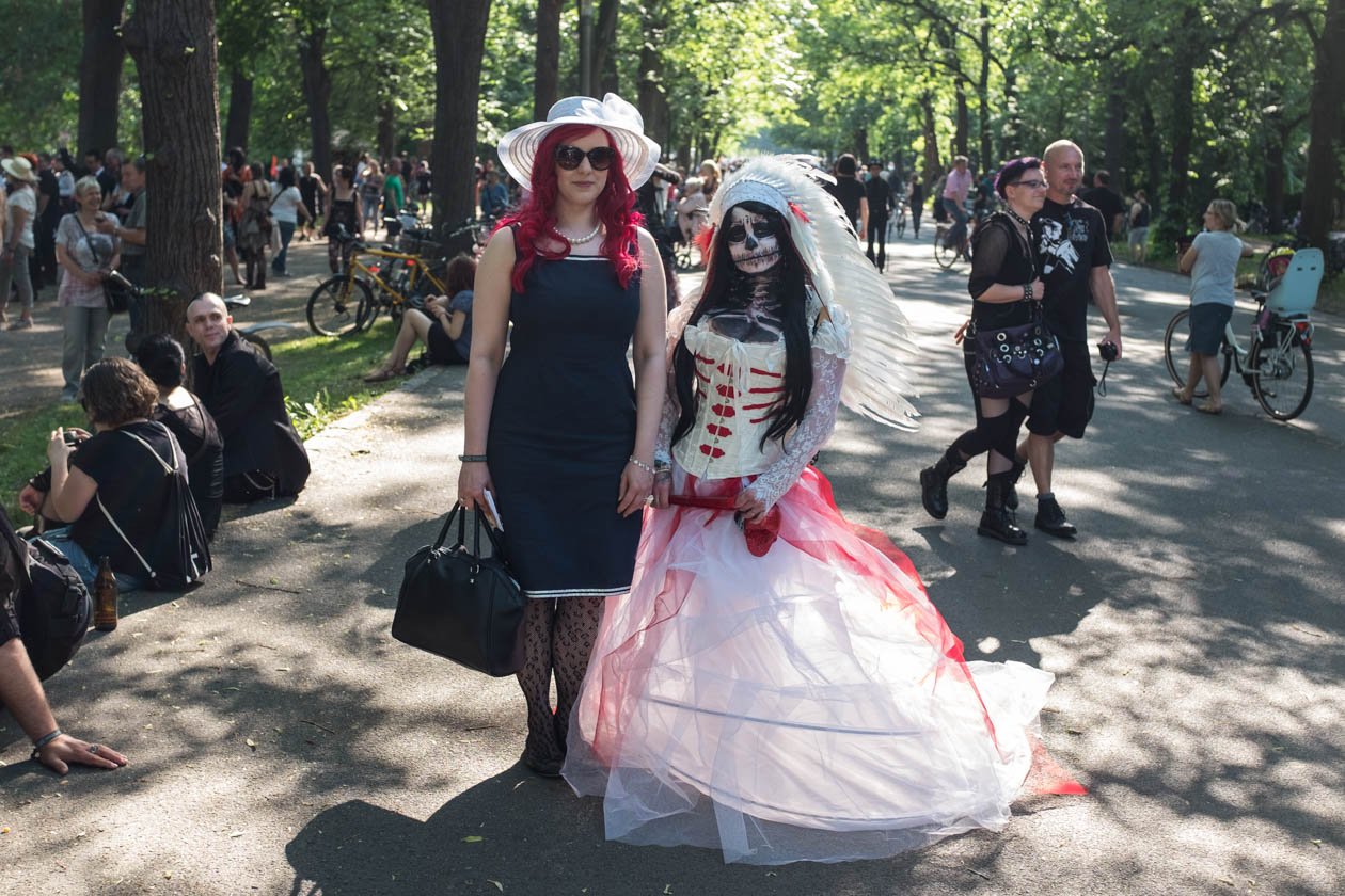 Szene-Treffen in Leipzig: Impressionen vom schwarzen Pfingstwochenende. – ... zu zweit ...