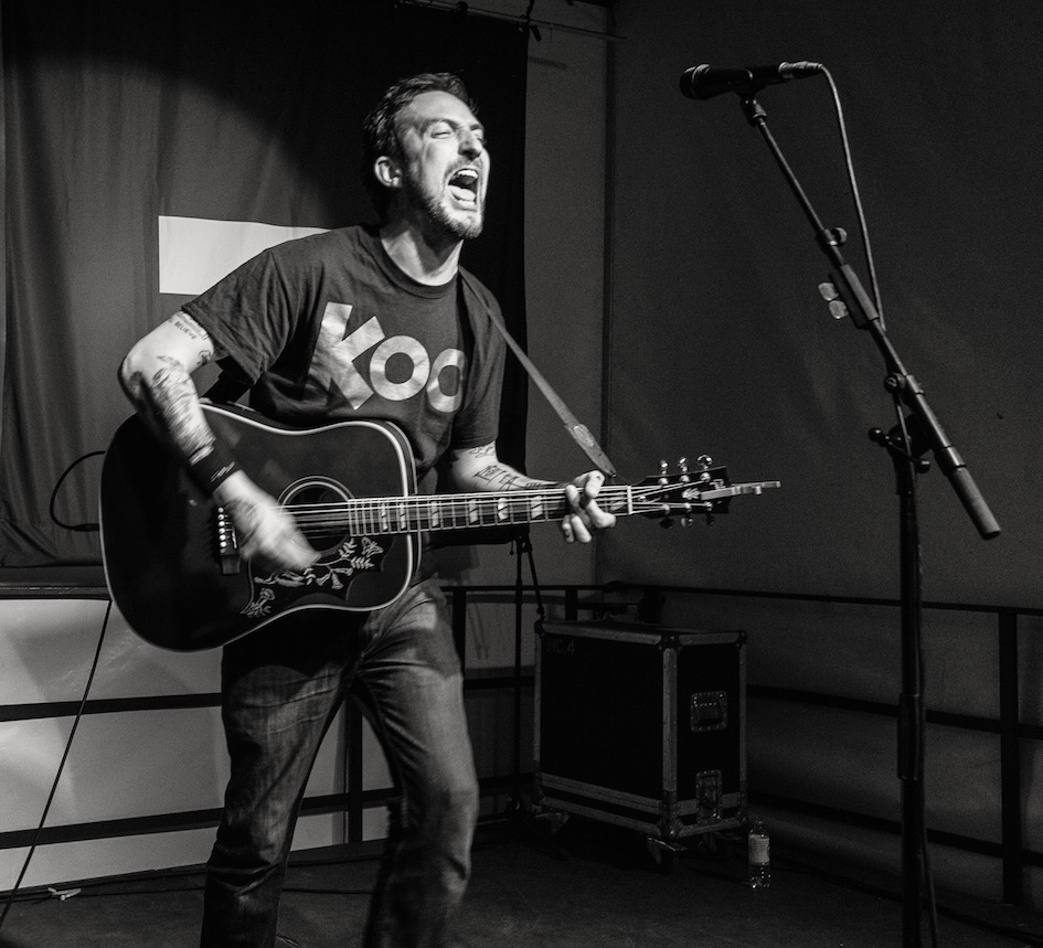 Frank Turner solo auf dem Escobar Sun Deck in Berlin. – Frank Turner live in Berlin 2015