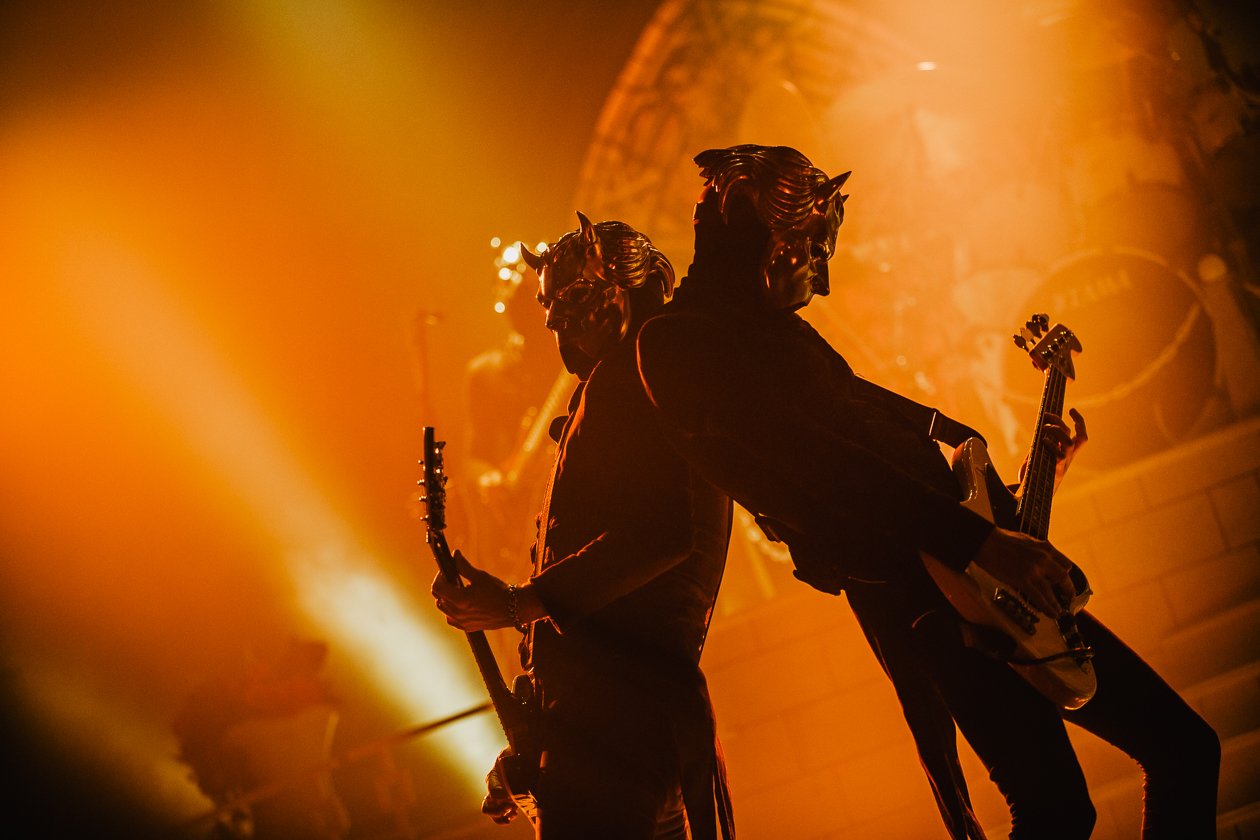 Cardinal Copia und seine Messdiener live on stage. – Ghost.