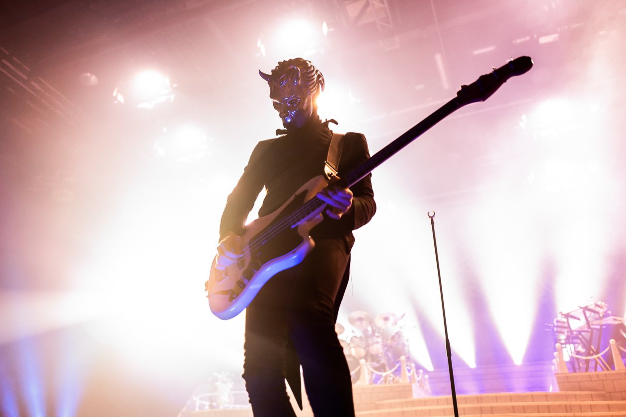 Cardinal Copia und seine Messdiener live on stage. – Ghost.