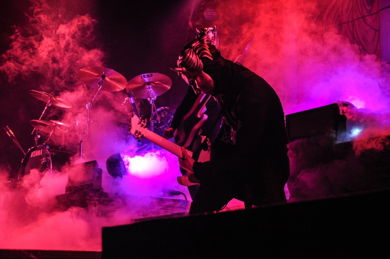 Body and Blood! Ghost live im Schlachthof Wiesbaden. – Derzeit läuft eine Klage der Ex-Bandmitglieder wegen fehlender Zahlungen …